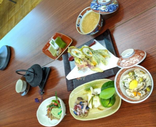 様々な料理が並んだふるさとの和束御膳の写真