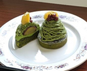 抹茶のタルトモンブランがお皿にのせてある写真