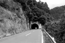 木津信楽線湯船隧道を写した白黒写真