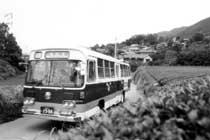 町営バスの白黒写真
