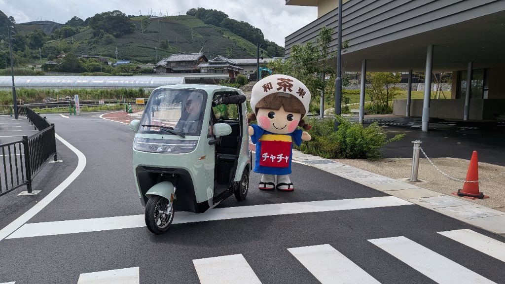 電動トゥクトゥクと茶茶ちゃん