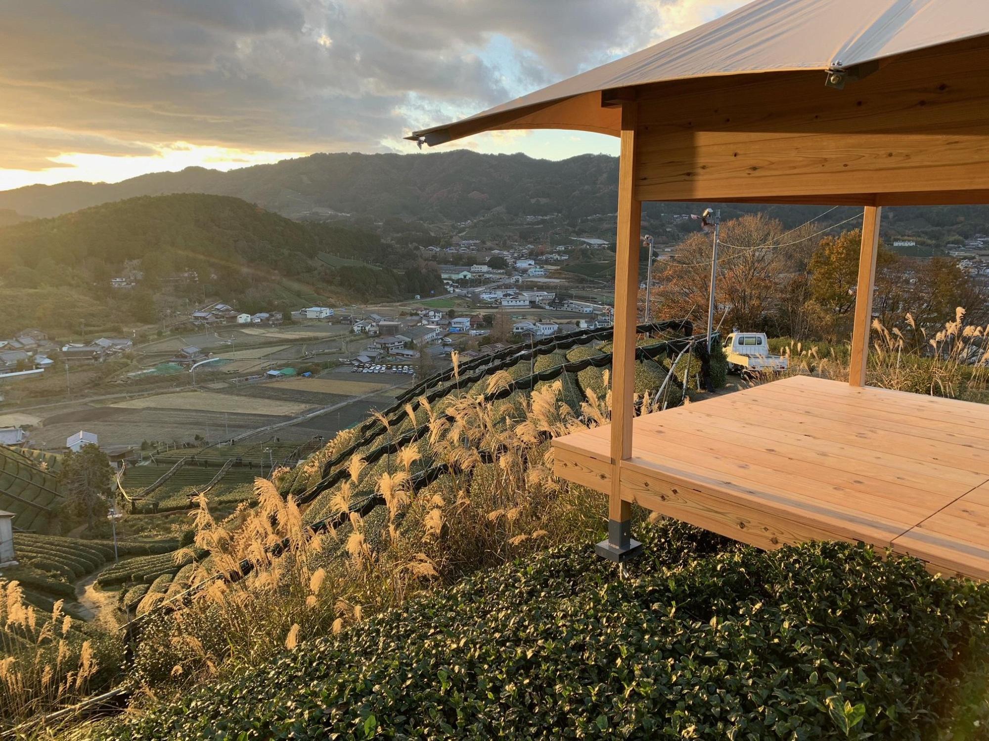 木造の茶室から和束町を見下ろしている様子の写真