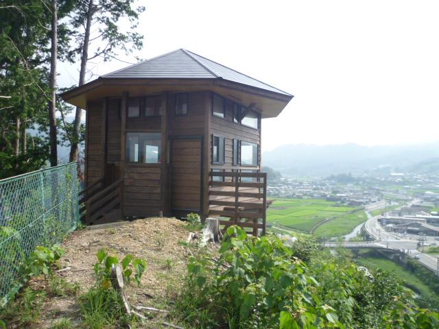 和束町を見下ろせる位置に建てられている木造の茶室の写真