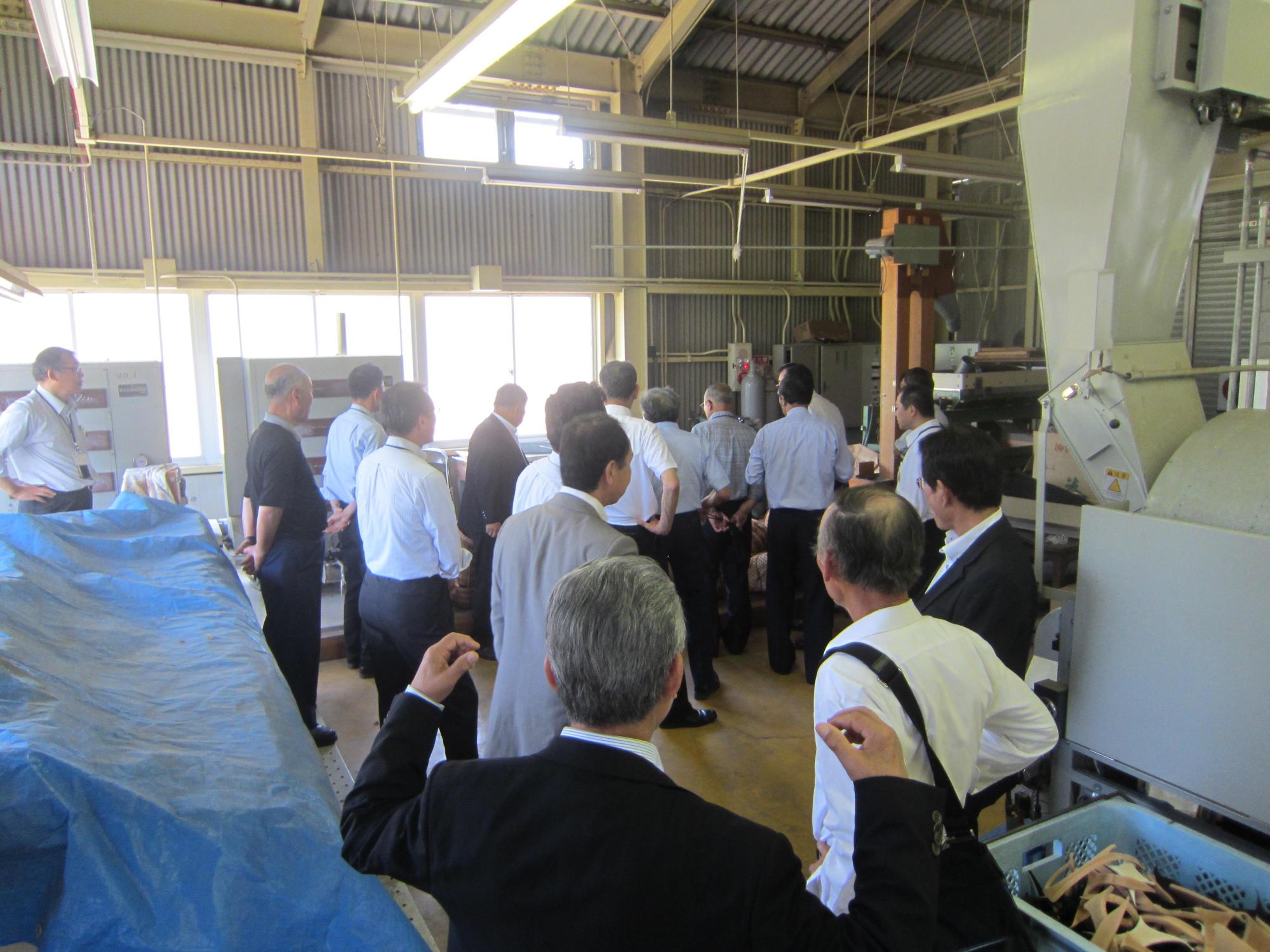 伊根町の議員や町職員の方々が製茶工場を視察に訪れている写真