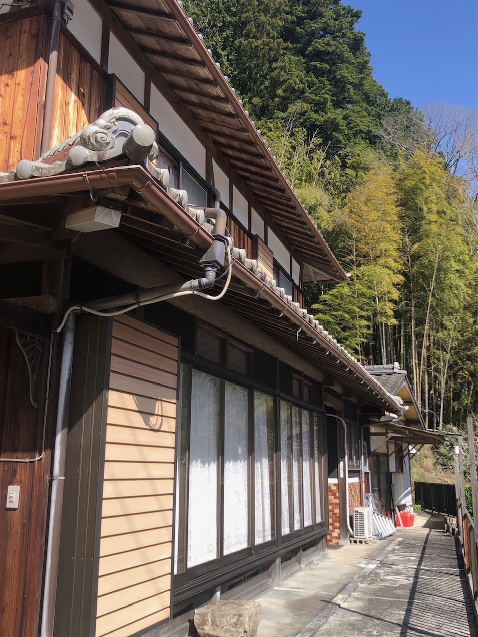 自然に囲まれた二階建て一軒家