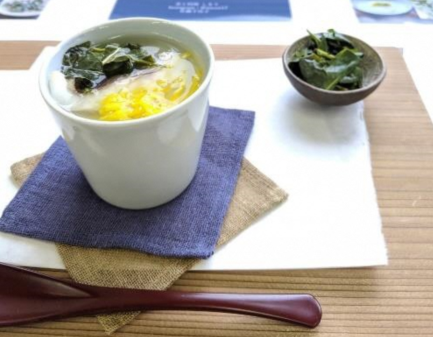 スプーンが添えられている和束茶と、とろろ豆腐のおぼろ蒸しがコースターに乗っている写真