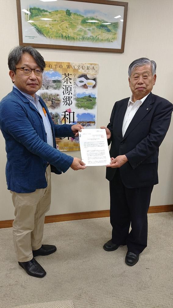 谷口委員長と堀町長が一緒に提言書を持ち笑顔で写っている写真
